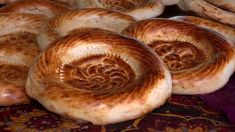 Рядом с нами продаются горячие тандырные лепешки